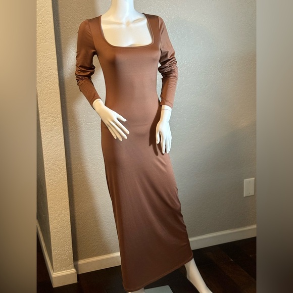 🍁 🥳♥️ Gianni Bini Column Icon Knit Scoop Neck Long Sleeve Bodycon Midi Dress - Picture 4 of 7